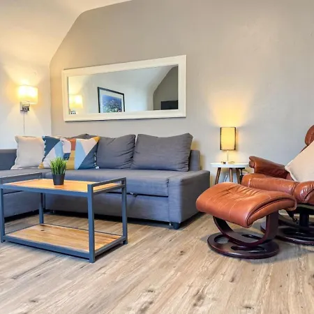 Great Location 8 Beds Sleeps 10 With Parking Apartment