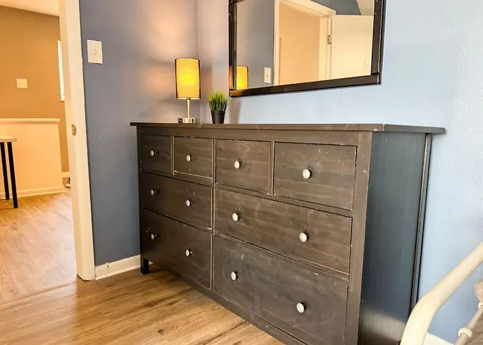 Great Location 8 Beds Sleeps 10 With Parking Apartment