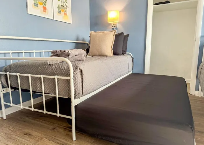 Apartment Great Location 8 Beds Sleeps 10 With Parking