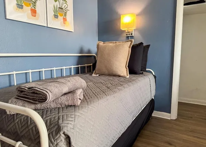 Apartment Great Location 8 Beds Sleeps 10 With Parking