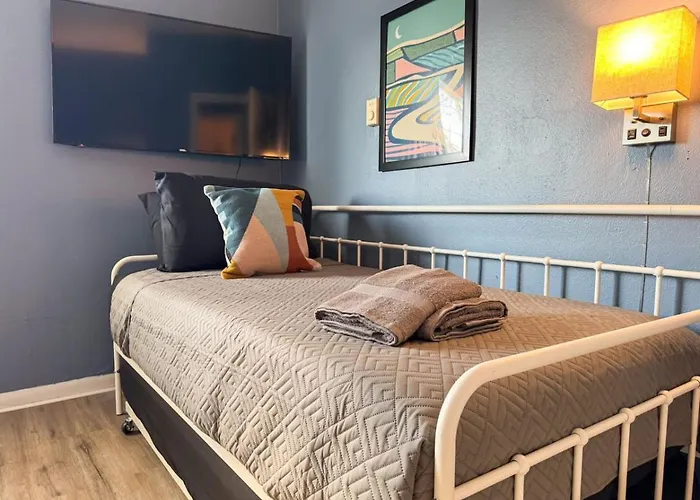 Great Location 8 Beds Sleeps 10 With Parking *