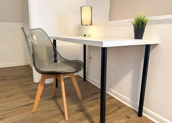 Great Location 8 Beds Sleeps 10 With Parking Apartment *
