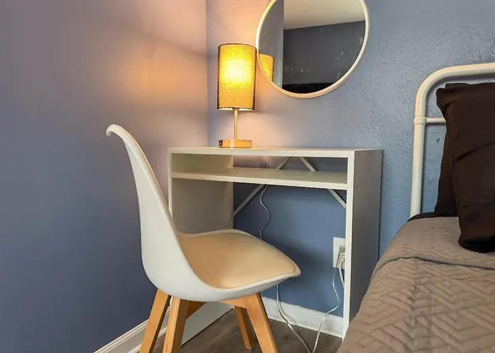 Great Location 8 Beds Sleeps 10 With Parking Apartment
