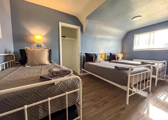 Great Location 8 Beds Sleeps 10 With Parking Pittsburgh
