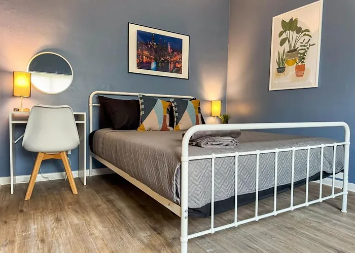 Apartment Great Location 8 Beds Sleeps 10 With Parking *