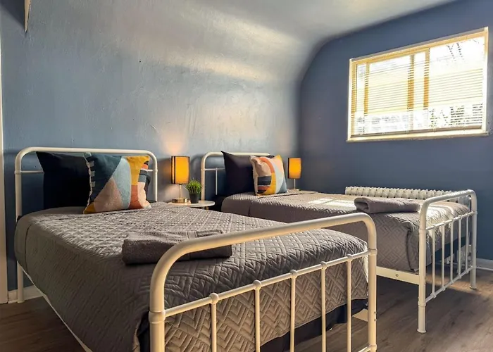 Great Location 8 Beds Sleeps 10 With Parking Apartment *